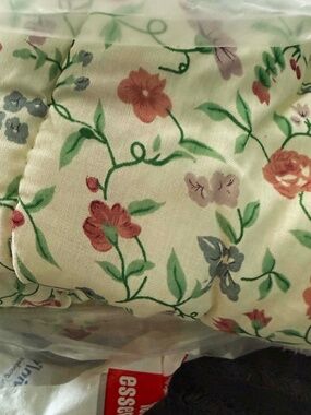BEDSPREAD COMFORTER CREAM WITH FLOWERS QUEEN SIZE, IN ORIGINAL PACKAGE, NEW,